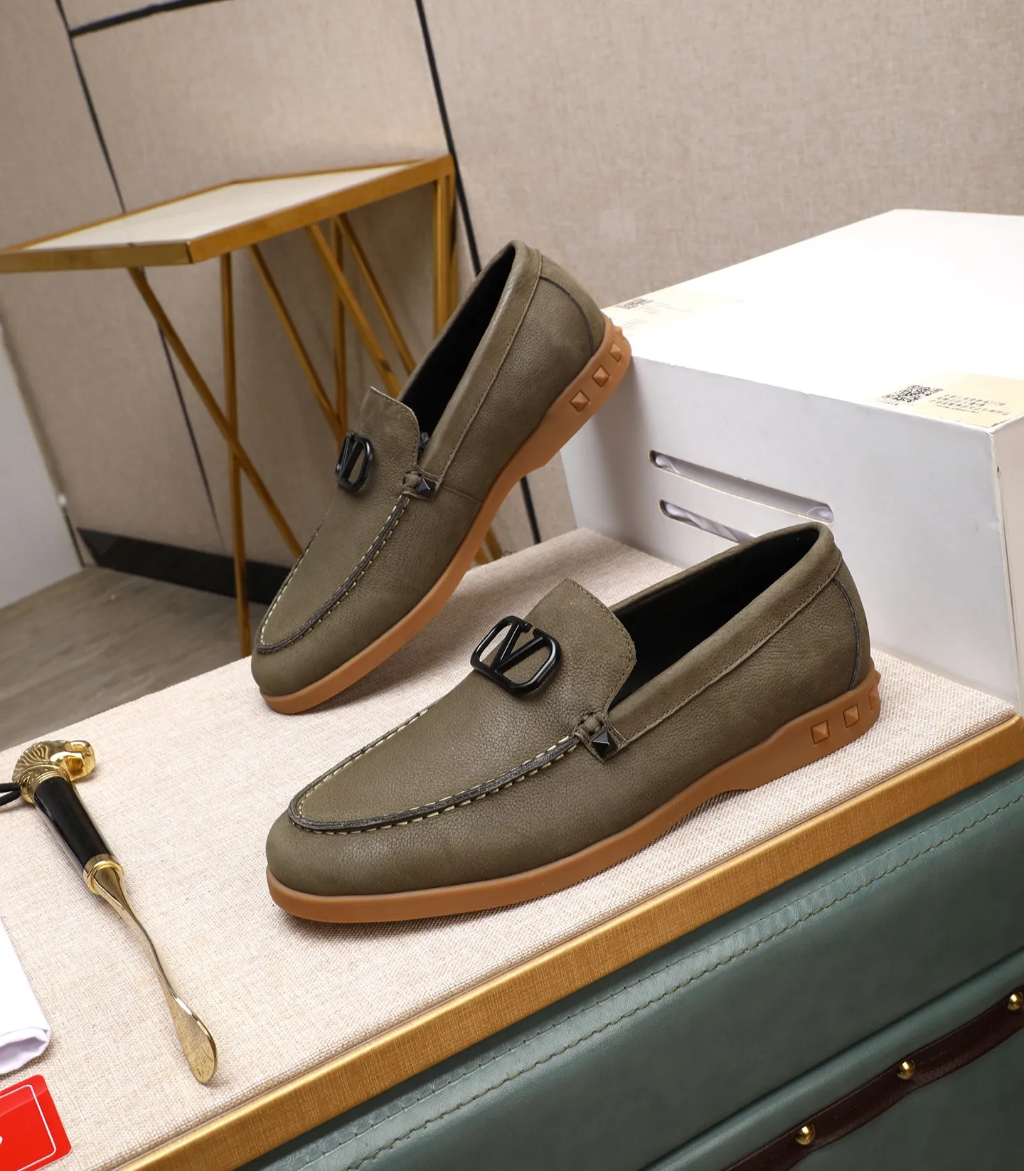 Men's shoes 💰520 [Valentino-Valentino] High-quality boutique men's shoes. The same style as the celebrities, original and authentic.✅ Made of imported cowhide + original apricot cowhide lining. The French luxury model is priced at 14,080 Swiss francs. It is also a Paris Fashion Week catwalk model. A brand can be deeply rooted in your heart, and a pair of shoes can make you linger. What you wear is not only noble, but also an aura. 👻Standard 38-45